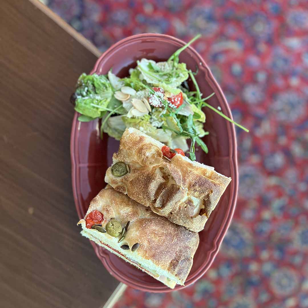 فوکاچا پنیر و ریحان